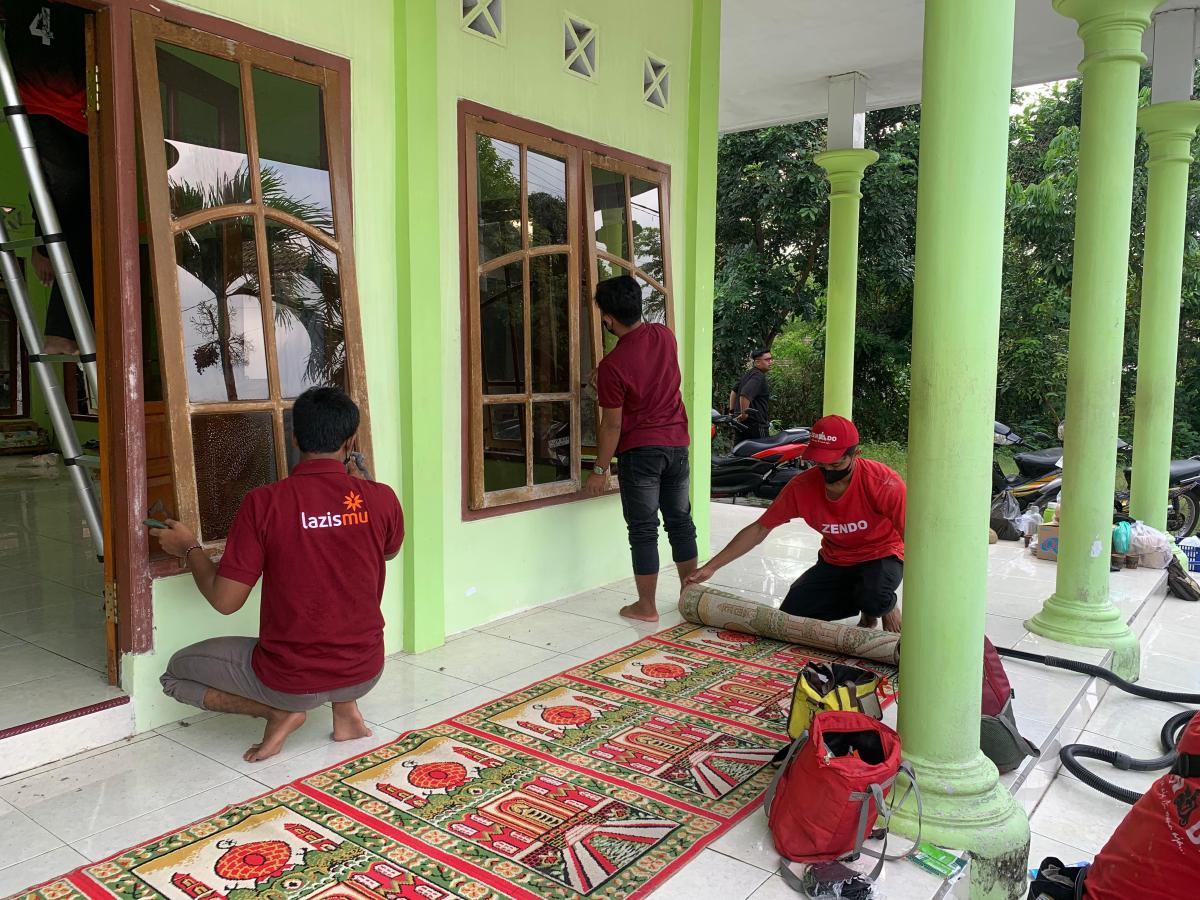 Back to Masjid: Lazismu Tulungagung dan Zendo Bersihkan Masjid Al-Falah Desa Simo